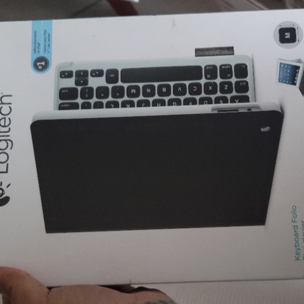 NEW  Logitech keyboard Folio 920-005460 w/ bluetooth New for Ipad 2